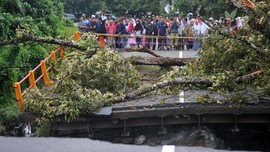 Jembatan di Purwakarta Ambruk, 2 Orang Diduga Tertimbun