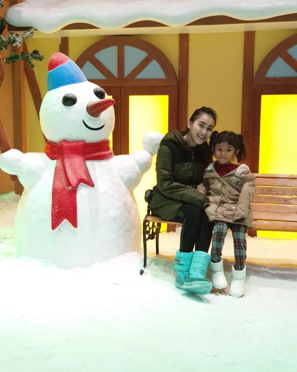 Yuk&comma; intip gaya Ayu Ting Ting saat mengasuh sang putri semata wayang&comma; Bilqis Khumairah Razak&period;