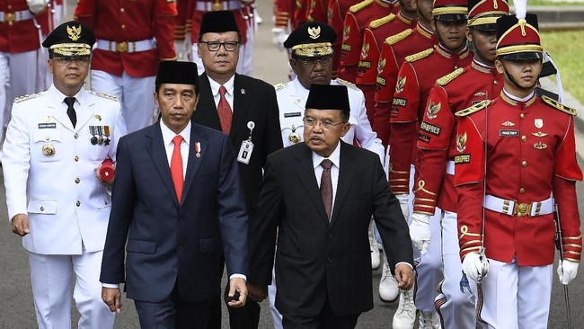 Presiden Joko Widodo menginstruksikan para menteri untuk memastikan aspek pendukung libur Natal dan Tahun Baru aman, dari harga bahan pokok hingga transportasi.