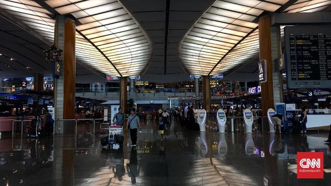 Singapura Vaksinasi Covid-19 Pegawai Bandara Changi Singapura telah memulai vaksinasi Covid-19 skala penuh terhadap pegawai Bandara Changi sejak Senin (18/1).