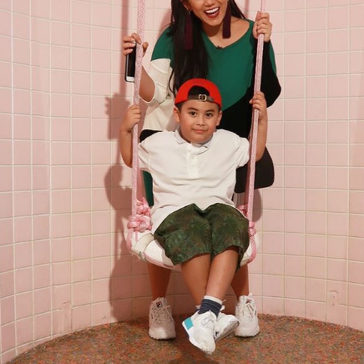 <p>Asyiknya, main ayunan di mana nih Thalita dan Rafello? (Foto: Instagram @thalitalatief)  </p>