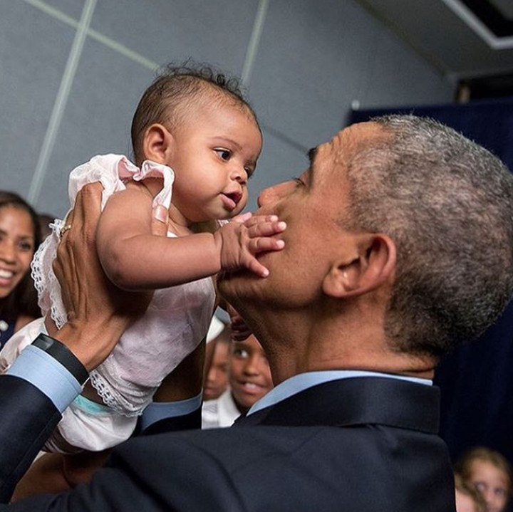<p>Beruntung banget nih, anak ini punya kesempatan digendong <a href="https://news.detik.com/internasional-utama/3111497/obama-menangis-ingat-banyaknya-anak-anak-jadi-korban-penembakan-brutal" target="_blank">Barack Obama</a>. (Foto: Instagram @barackobama)</p>