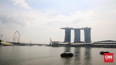 Marina Bay Sands merupakan salah satu hotel paling terkenal di Singapura. Dibuka sejak 2010, pada hotel ini terdapat casino dan  infinity swimming pool.