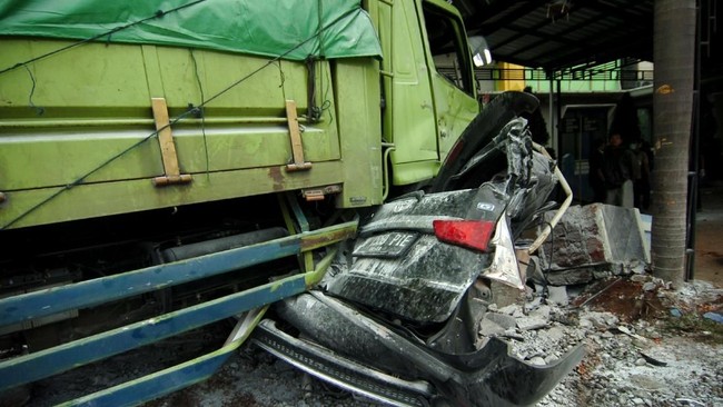 Lokasi pertama pertama pemasangan alat keselamatan bernama Roller Barrier itu dilakukan di kawasan Cikidang, Sukabumi.