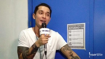 img-title Beda Usia 10 Tahun, Miller Khan Tidak Serius dengan Pacar?