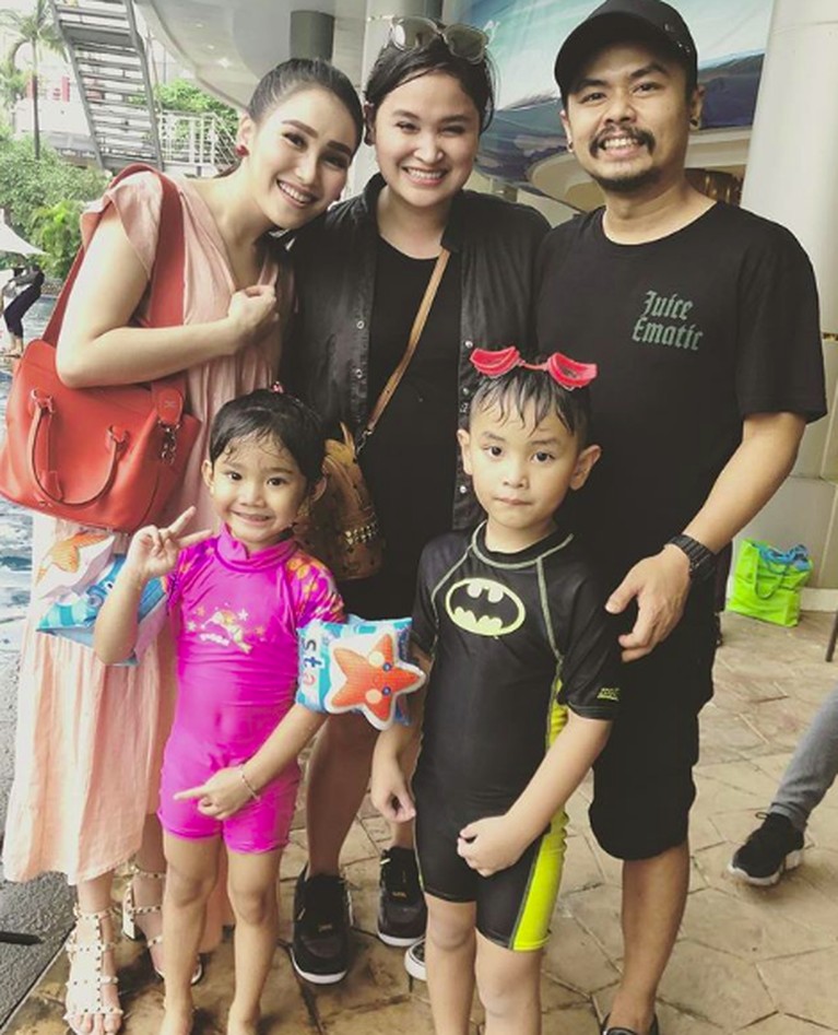 Single Parent, Intip Gaya Ayu Ting Ting Asuh Bilqis Yuk, intip gaya Ayu Ting Ting saat mengasuh sang putri semata wayang, Bilqis Khumairah Razak.