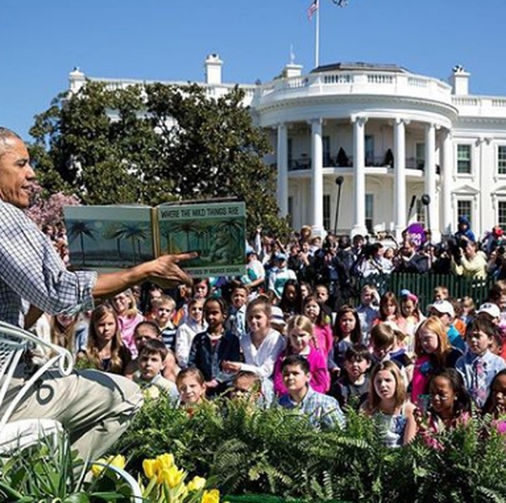 <p>Menanamkan budaya membaca buku pada anak sejak dini penting banget nih, Bun. (Foto: Instagram @ barackobama)</p>