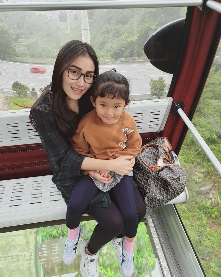 Yuk, intip gaya Ayu Ting Ting saat mengasuh sang putri semata wayang, Bilqis Khumairah Razak.