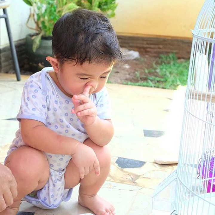 <p>Hayo, Uta lagi ngapain sih sampai fokus begitu? Hi-hi. (Foto: Instagram/missnyctagina)</p>