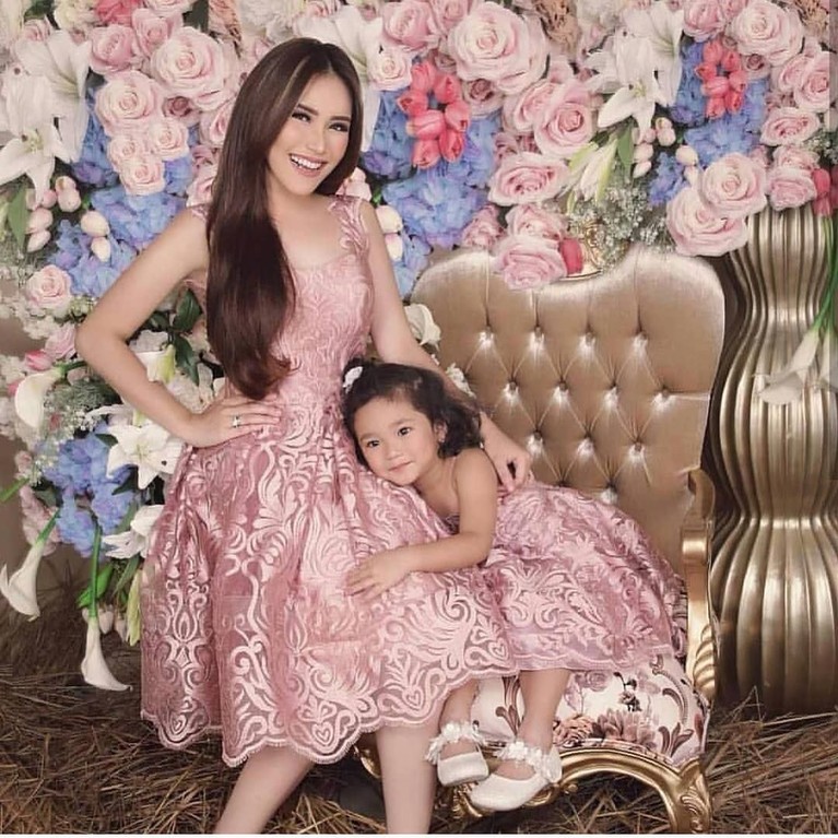 Yuk, intip gaya Ayu Ting Ting saat mengasuh sang putri semata wayang, Bilqis Khumairah Razak.