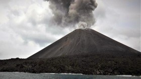 Gunung Anak Krakatau Erupsi, Warga Diimbau Tak Mendekat Radius 5 Km