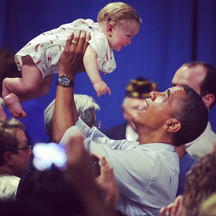 <p>Potret menggemaskan seorang anak saat digendong Barack Obama. (Foto: Instagram @barackobama)</p>