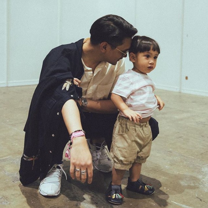 <p>Hmm, kira-kira apa ya yang dibisikkan Afgan ke Kawa? (Foto: Instagram @afgansyah.reza)</p>