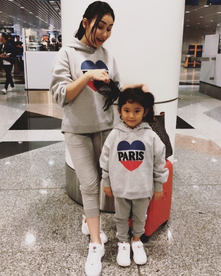Yuk, intip gaya Ayu Ting Ting saat mengasuh sang putri semata wayang, Bilqis Khumairah Razak.