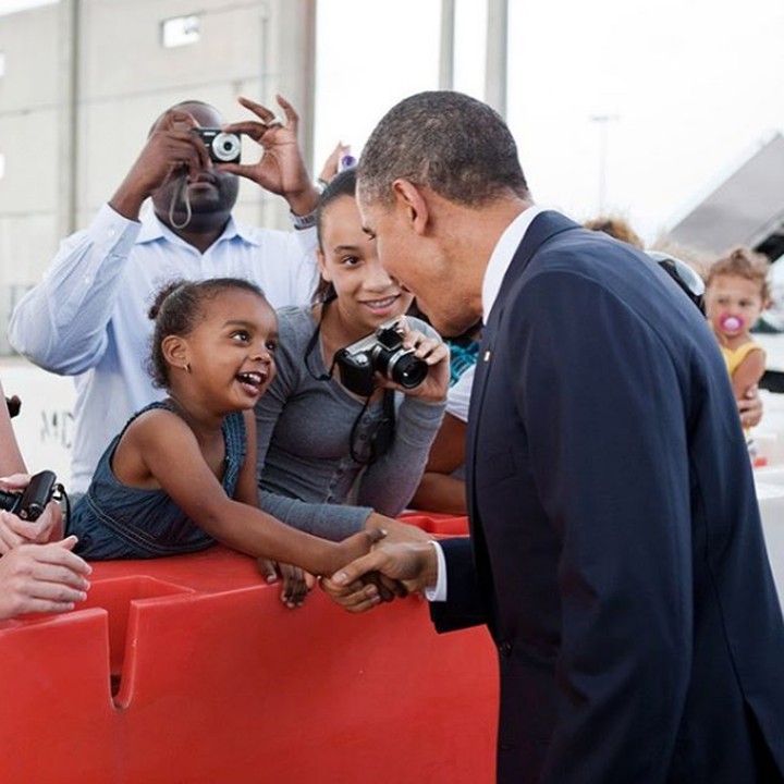 <p>Jabat erat tangan seorang anak dengan Barack Obama. Bikin adem! (Foto: Instagram @barackobama)</p>