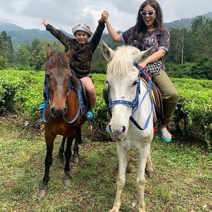 <p>Wah seru banget nih, Rafello dan Bunda berkuda. Hati-hati jatuh ya. (Foto: Instagram @thalitalatief)</p>