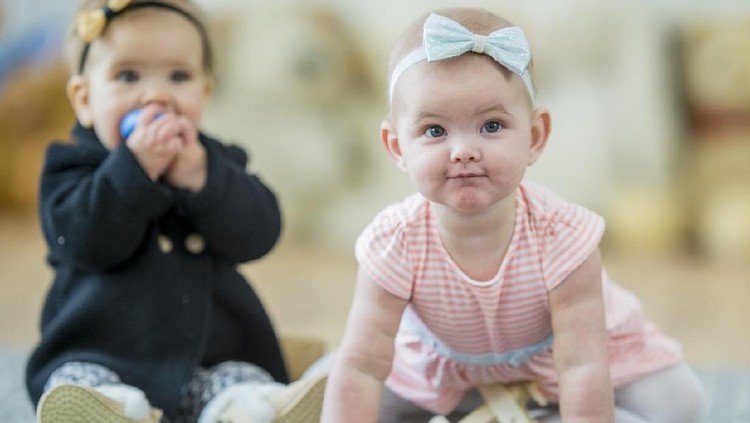 25 Nama Bayi Perempuan dengan Arti Terkenal Sebagian orang tua ingin anaknya kelak menjadi orang yang terkenal. Tak ada salahnya, jika kita sematkan doa tersebutdalam namanya.