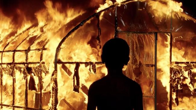 'Burning' merupakan adaptasi bebas dari novel Haruki Murakami, 'Barn Burning' dan dianugerahi Best Foreign Language di Los Angeles Film Critics Association.