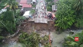 VIDEO: Jembatan Putus, Jalur Padang-Bukittinggi Dialihkan