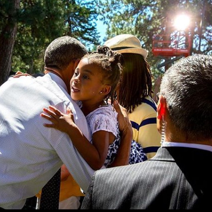 <p>Peluk hangat <a href="https://news.detik.com/internasional/d-3774299/saat-obama-kejutkan-anak-anak-as-dengan-gaya-sinterklas" target="_blank">Barack Obama</a> hati adem ya, Bun. (Foto: Instagram @barackobama)</p>