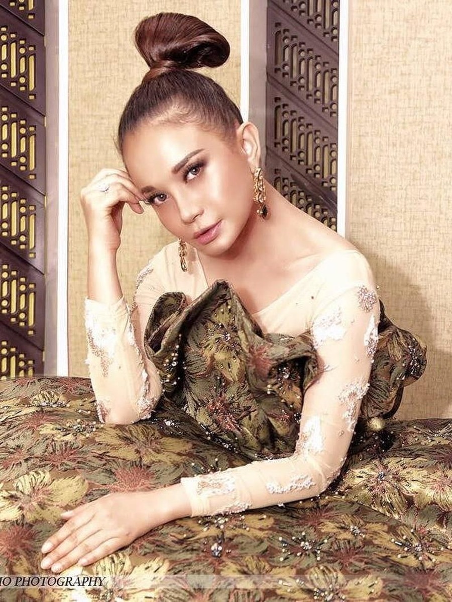 Galeries Lafayette Indonesia 2018 Siapa sangka penyanyi terkenal, Rossa, telah berkarya di dunia musik hampir 30 tahun. Ia pun telah mendapatkan banyak pencapaian dalam bermusik.