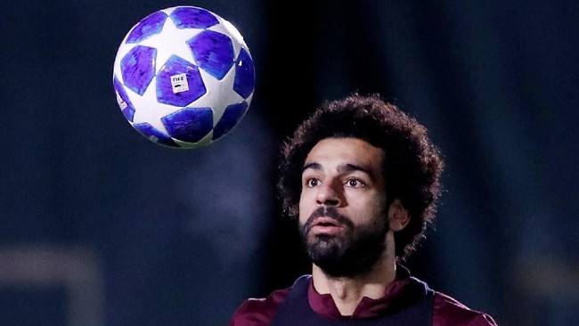 Seorang fan cilik harus menabrak tiang lampu saat tengah mengejar bintang Liverpool Mohamed Salah yang baru saja menjalani latihan bersama The Reds.