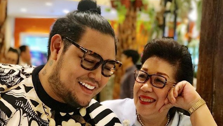 Ivan Gunawan dekat sekali dengan bundanya. Yuk, intip manjanya Ivan saat bersama bunda tercinta.