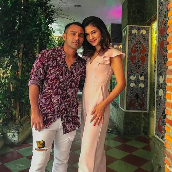 <p>Lima tahun menikah dan sudah punya dua anak, mereka masih mesra lho. (Foto: Instagram/duma_riris)</p>
