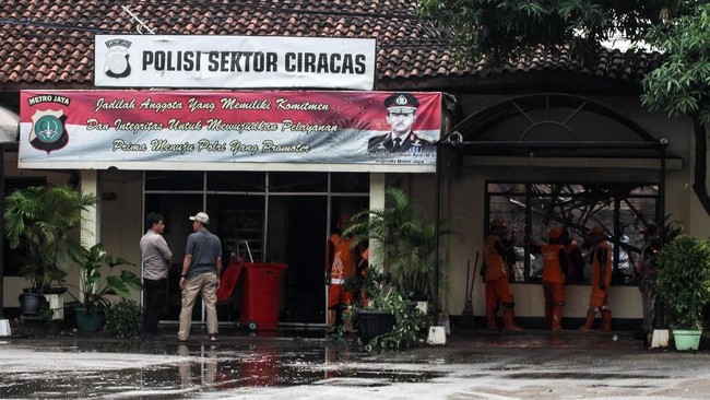 Polri masih menghitung secara detail kerugian di Markas Polres Ciracas, mulai dari faslitas, kendaraan, sampai bangunan fisik yang mengalami kerusakan.