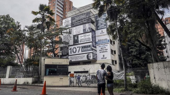 Pameran poster sederhana di rumah Pablo Escobar diharapkan menyadarkan masyarakat dan turis akan kekejaman geng narkoba.