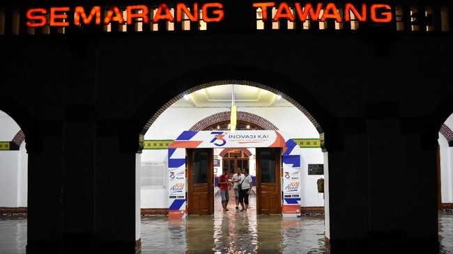 PT Kereta Api Indonesia meminta maaf atas gangguan layanan di jalur utara yang menyebabkan kereta tak bisa beroperasi.