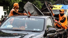 Mobil Derek Angkut 17 Kendaraan Ringsek di Mapolsek Ciracas