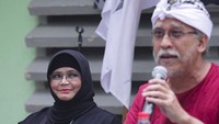Momen Kehangatan Cinta Iwan Fals dan Istri Sang Pujaan Hati
