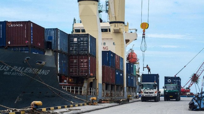 Pemerintah akan membuat jaringan pelabuhan terpadu dan terintegrasi di tujuh pelabuhan di Indonesia untuk mengurangi dominasi Singapura sebagai hub.