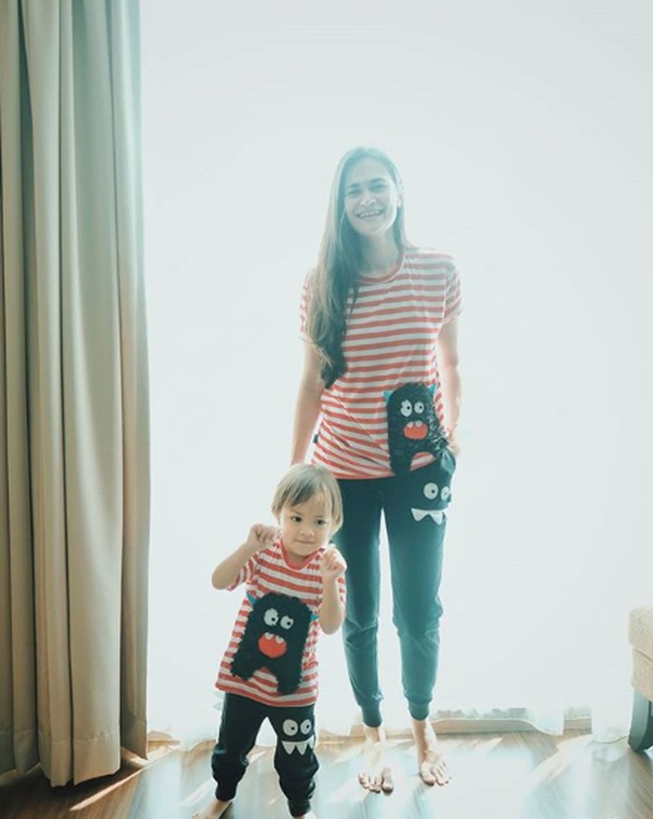 Sabai Morscheck membesarkan Bjorka tanpa bantuan nanny. Wajar kalau Sabai dan Bjorka selalu terlihat kompak dan tak terpisahkan ya, Bun.