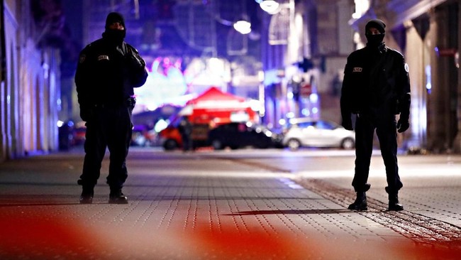 Kepolisian Prancis memburu pelaku penembakan di pasar Natal di Kota Strasbourg yang menewaskan tiga orang pada Selasa (11/12) malam.