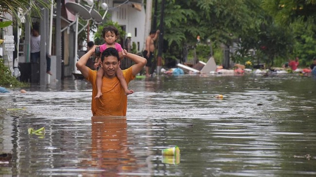 Walhi menyebut Tol Gilimanuk dibangun di atas lahan sawah dan hutan, sehingga wilayah serapan air akan berkurang.