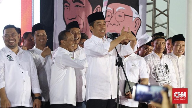 Capres Joko Widodo menemui pendukungnya yang tergabung dalam Baraya Jokowi-Amin Kabupaten Bogor di Stadion Pakansari Cibinong di tengah hujan.