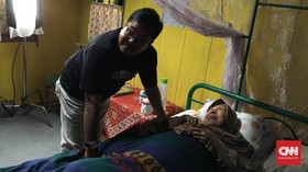 'Si Doel' Bantu Evakuasi 'Maknyak' dari Banjir