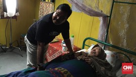 'Si Doel' Bantu Evakuasi 'Maknyak' dari Banjir