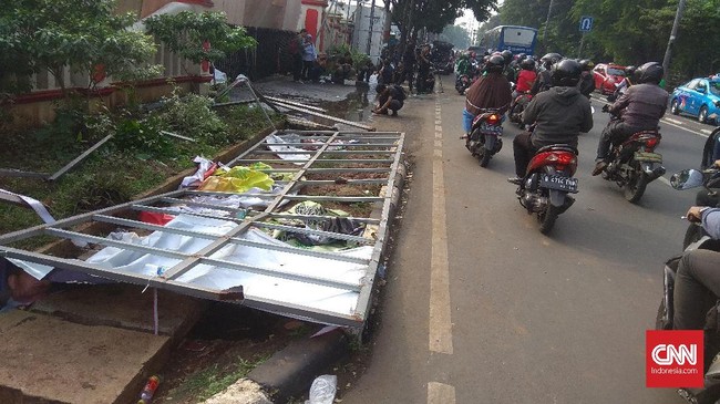 Polisi masih mendalami keterkaitan insiden pengeroyokan anggota TNI dengan penyerangan Mapolsek Ciracas. Belum ada tersangka dalam kasus pembakaran Mapolsek.