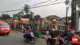 Sopir Taksi Online Dianiaya Massa Saat Polsek Ciracas Dibakar