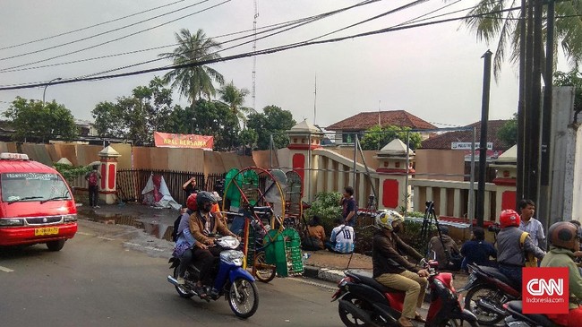 Pria berinisial K yang berprofesi sebagai sopir taksi online mengaku dianiaya massa saat melintas di depan Mapolsek Ciracas. Kejadian itu dilaporkan ke polisi.