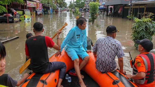 Sebanyak 38 ribu warga terdampak banjir di Kota Pekanbaru, Riau, yang diakibatkan luapan air Sungai Siak dengan daerah terparah Kecamatan Rumbai.
