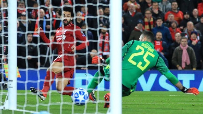 Liverpool untuk sementara unggul 1-0 Napoli berkat gol cantik Mohamed Salah di babak pertama laga pamungkas fase Grup C Liga Champions di Anfield.