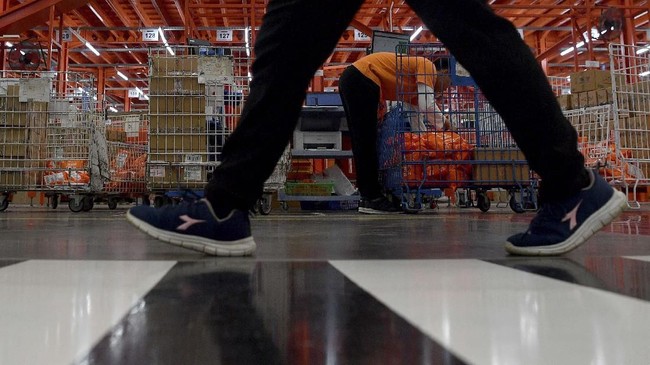 Pengamat menilai larangan menjual barang impor di bawah Rp1,5 juta di e-commerce baik dalam melindungi UMKM, tapi perlu diimbangi kebijakan lain.