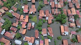 FOTO: Musim Hujan Tiba, Banjir Landa Sejumlah Daerah