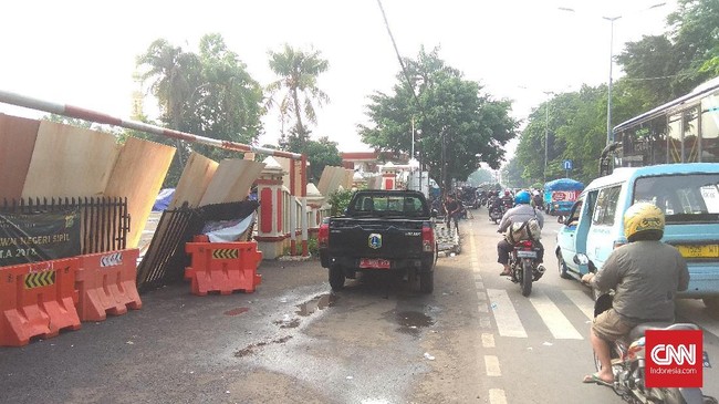 Warga mengatakan saat kejadian Jalan Raya Bogor diblokir oleh ratusan orang berambut cepak. Suasana di sekitar Polsek, kata warga, sangat mencekam.