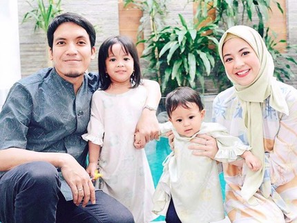 Beda Agama, Begini Hubungan Desta dengan Kakak & Adiknya