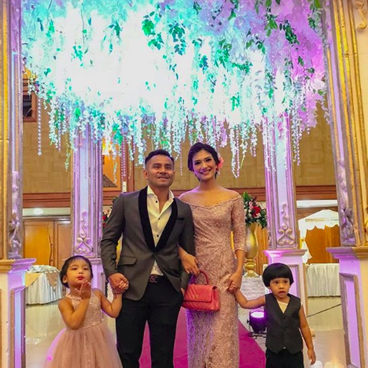 <p>Mereka sudah dikaruniai dua buah hati yang menggemaskan bernama Cleo Deora dan Judeo Volante. (Foto: Instagram/duma_riris)</p>